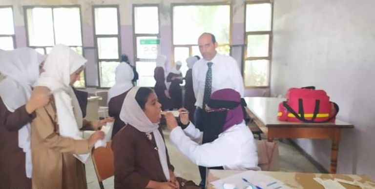 أطفال يمنيون يرفعون لافتات منظمة اليونيسيف التابعة للأمم المتحدة