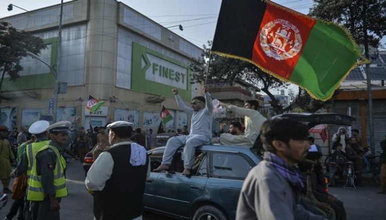 أفغان يرفعون علم بلادهم في تحد لطالبان- أ.ف.ب