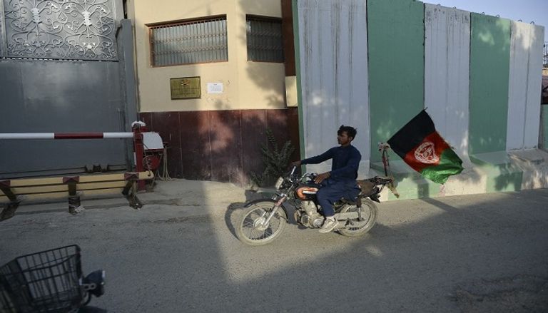 أفغان يرفعون علم بلادهم في تحد لطالبان- أ.ف.ب