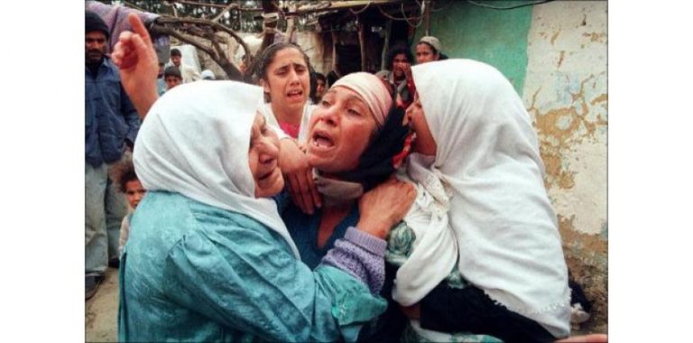 جزائرية تبكي ذبح الإرهابيين عائلتها سنوات التسعينيات - أرشيفية جزائرية تبكي.. ذبح الإرهابيون عائلتها بسنوات التسعينيات - أرشيفية