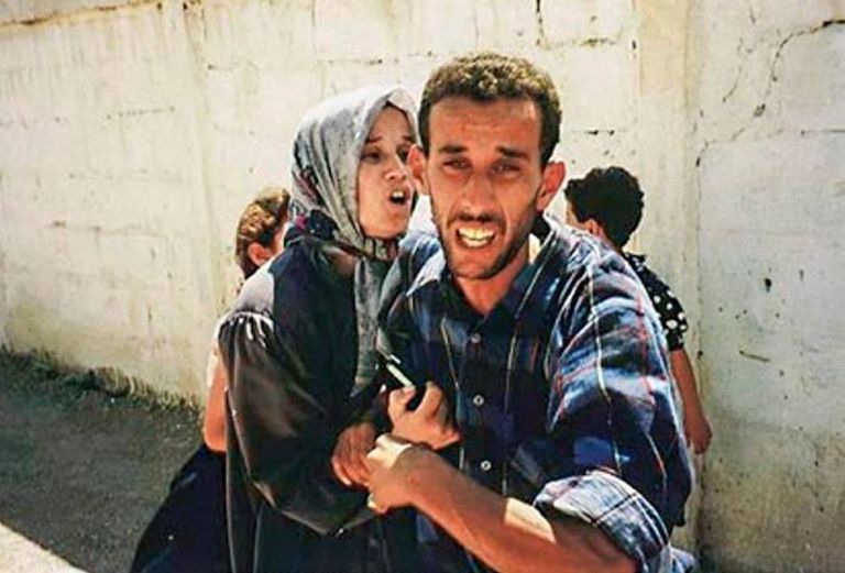 جزائريان فجعا في عائلتها المقتولة من الجماعات الإرهابية تسعينيات القرن الماضي جزائرية تبكي.. ذبح الإرهابيون عائلتها بسنوات التسعينيات - أرشيفية