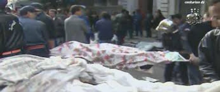 ضحايا مجزرة جماعية نفذها الإرهابيون سنوات التسعينيات بالجزائر جزائرية تبكي.. ذبح الإرهابيون عائلتها بسنوات التسعينيات - أرشيفية
