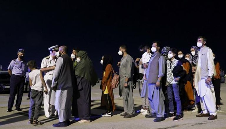 أفغان في طريقهم إلى المغادرة -رويترز
