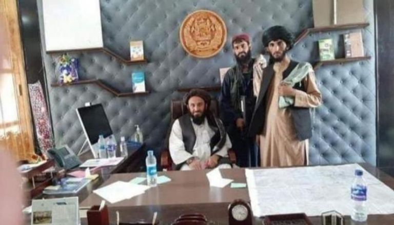 عناصر من حركة طالبان داخل مكتب الرئيس الأفغاني بعد السيطرة على كابول