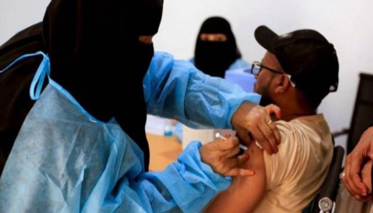 مواطن يمني يتلقى اللقاح المضاد لكورونا