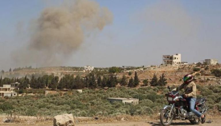 تصاعد الدخان إثر قصف على إدلب - أرشيفية