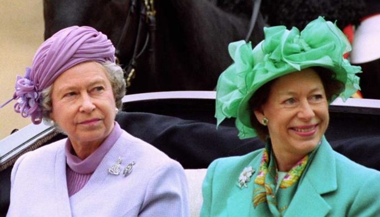 الأميرة مارجريت مع شقيقتها الملكة إليزابيث الثانية