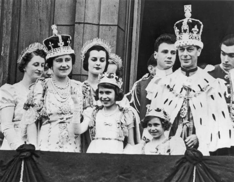 الأميرة مارجريت مع شقيقتها الملكة إليزابيث الثانية