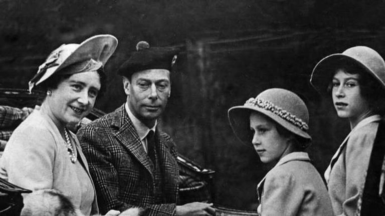 الأميرة مارجريت مع شقيقتها الملكة إليزابيث الثانية