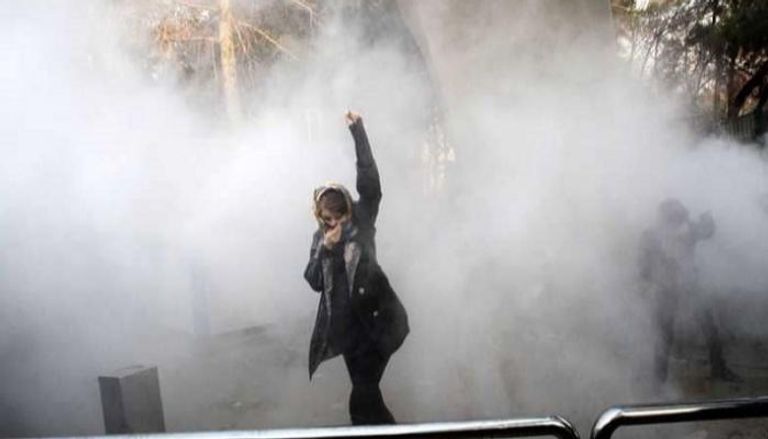 قوات إيرانية تطلق الغاز المسيل للدموع على متظاهرين - أرشيفية