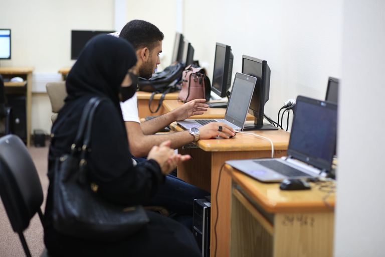 إقبال من الطالبات للتسجيل في كلية الطب