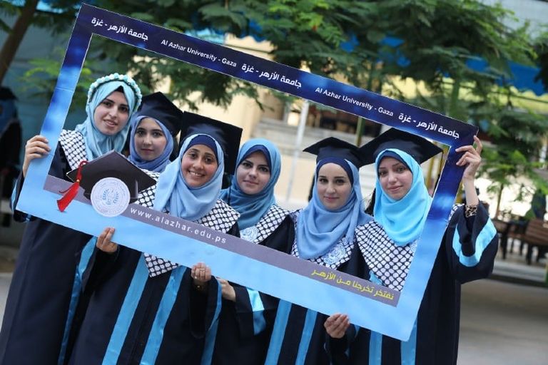 إقبال من الطالبات للتسجيل في كلية الطب