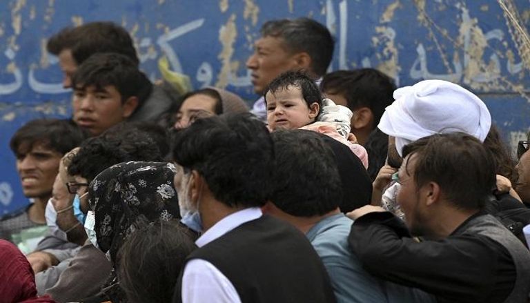أفغان عالقون في مطار كابول بانتظار إجلائهم