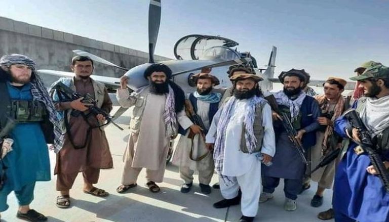 عناصر من حركة طالبان بجوار طائرة هجومية من طراز إيه-29 
