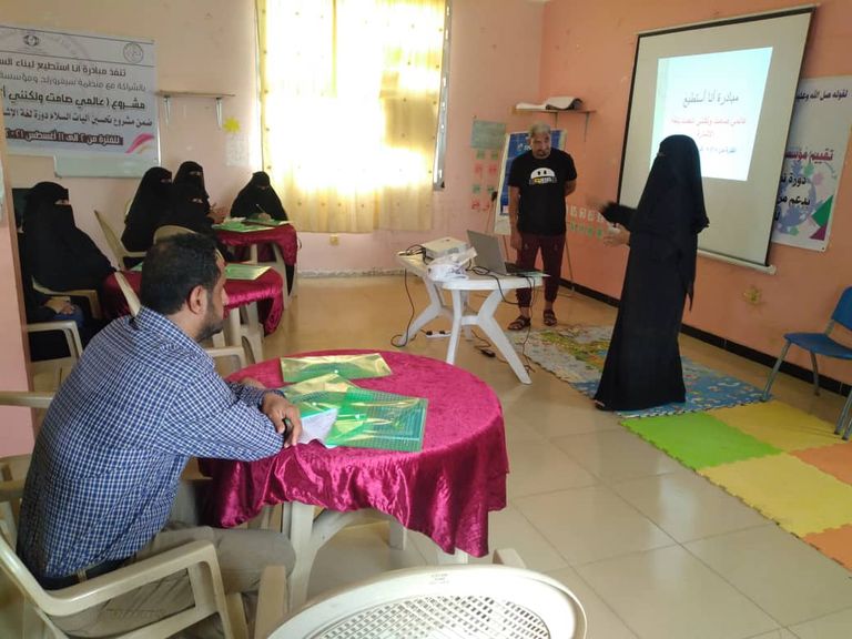 جانب من إحدى دورات التدريب على لغة الإشارة