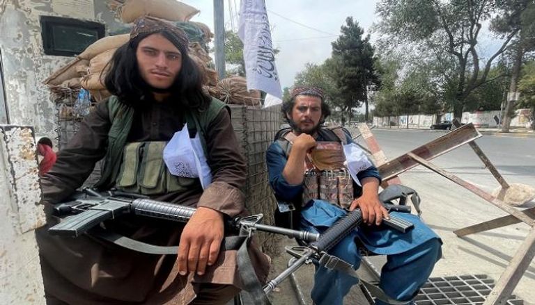 عناصر طالبان على إحدى نقاط التفتيش في كابول- رويترز