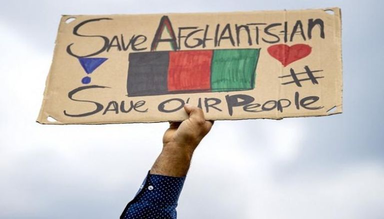 لافتة خلال مظاهرة سابقة رفضا لاستيلاء طالبان على الحكم-أ.ف.ب