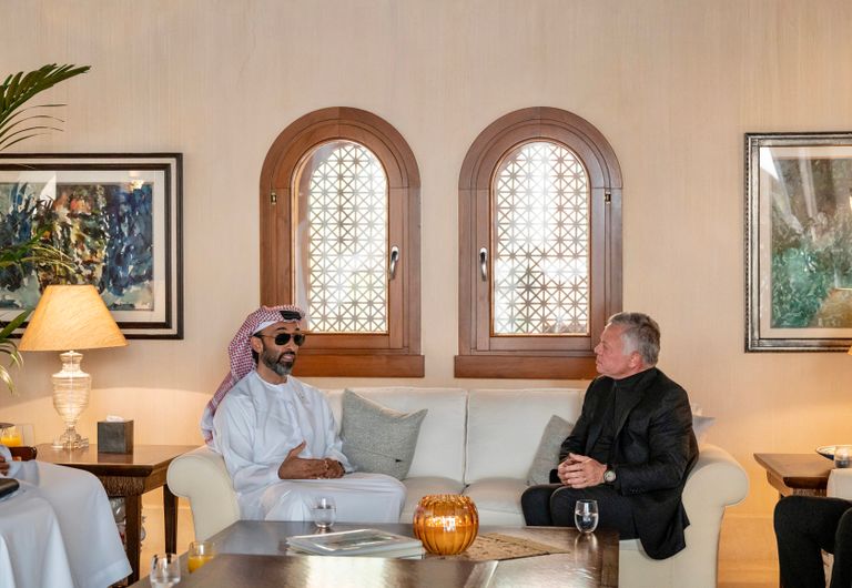 عاهل الأردن خلال لقاء الوفد الإماراتي برئاسة الشيخ طحنون بن زايد