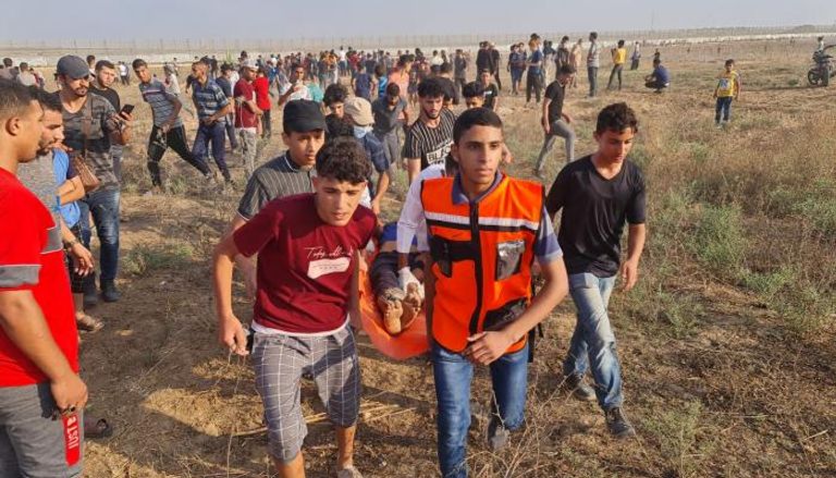 نقل فلسطيني مصاب خلال احتجاجات شرق غزة