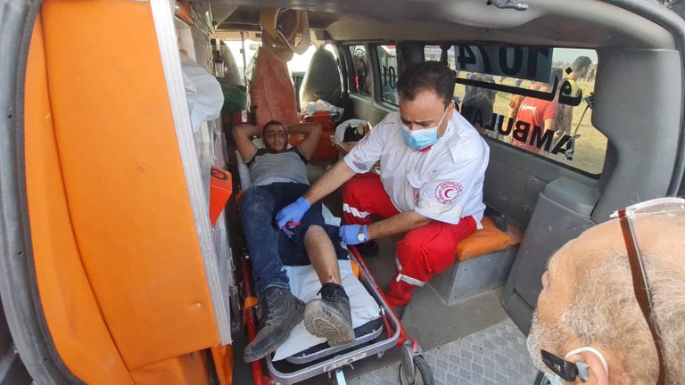 نقل فلسطيني مصاب خلال احتجاجات شرق غزة