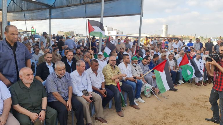 نقل فلسطيني مصاب خلال احتجاجات شرق غزة