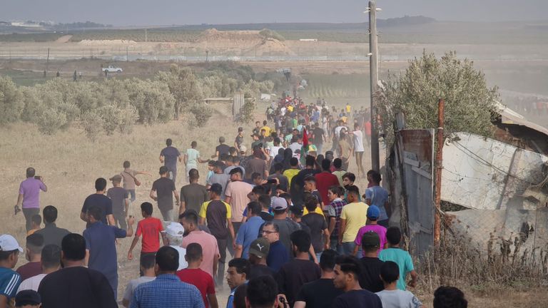 نقل فلسطيني مصاب خلال احتجاجات شرق غزة