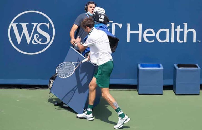 الروسي دانييل ميدفيديف وأزمة الكاميرا في بطولة سينسناتي الروسي دانييل ميدفيديف وأزمة الكاميرا في بطولة سينسناتي