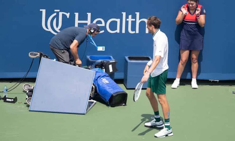 الروسي دانييل ميدفيديف وأزمة الكاميرا في بطولة سينسناتي الروسي دانييل ميدفيديف وأزمة الكاميرا في بطولة سينسناتي