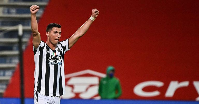 البرتغالي رونالدو النجم البرتغالي كريستيانو رونالدو بقميص يوفنتوس