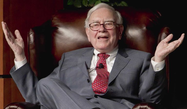 الملياردير وارين بافيت ماذا لو وضعنا أثرياء العالم في فريق كرة قدم؟.. ما مراكزهم ولماذا؟