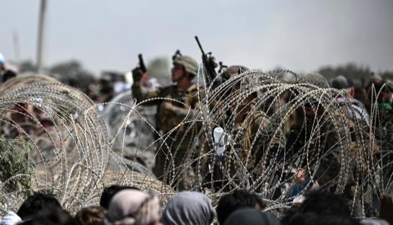 جندي أمريكي يلوح بسلاحه لضبط فوضى مطار كابول- الفرنسية