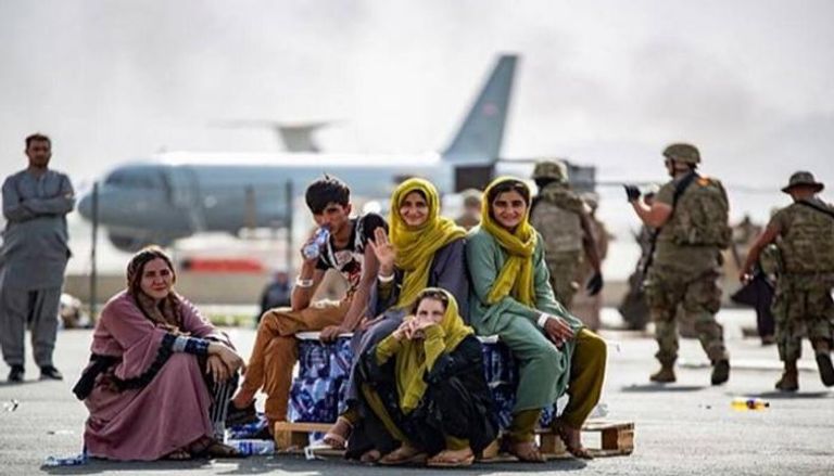 أسرة أفغانية تنتظر فرصة إجلائها من مطار كابول - أرشيفية