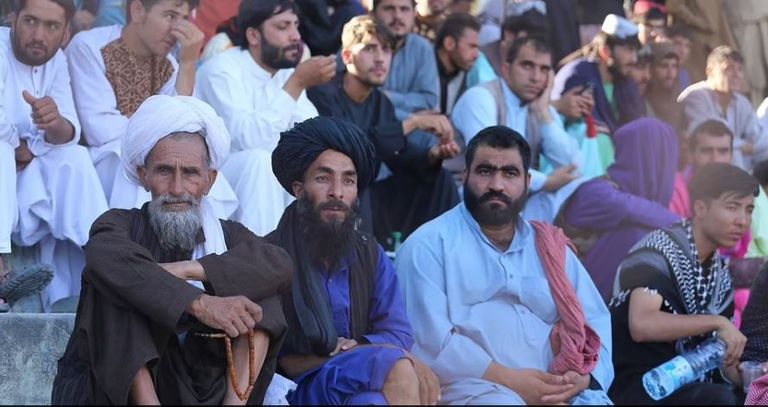 مسؤول في طالبان يسلم الكأس للفائز