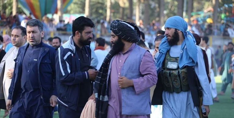 مسؤول في طالبان يسلم الكأس للفائز