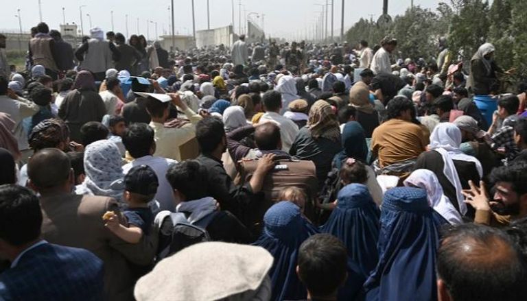 حشود أفغانية هائلة خارج مطار كابول تنتظر الإجلاء - أ.ف.ب