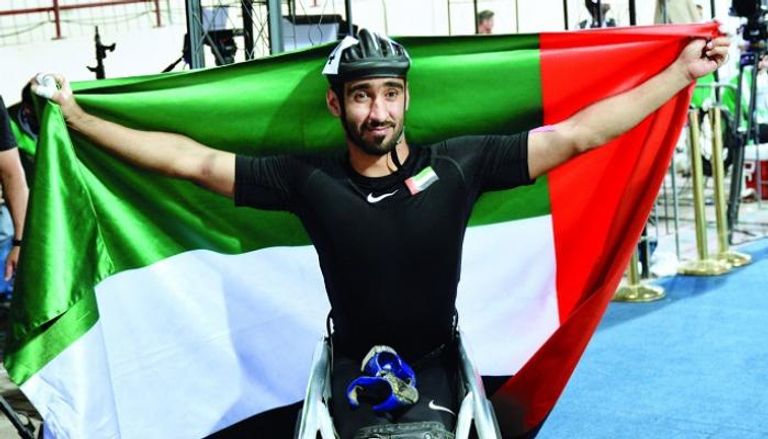 البطل محمد القايد يحمل علم الإمارات في بارالمبياد طوكيو