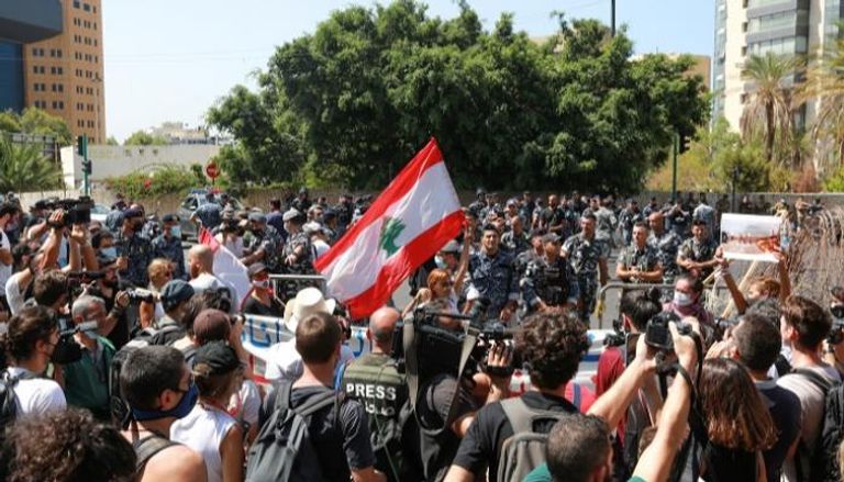 صورة من الاحتجاجات في لبنان- رويترز