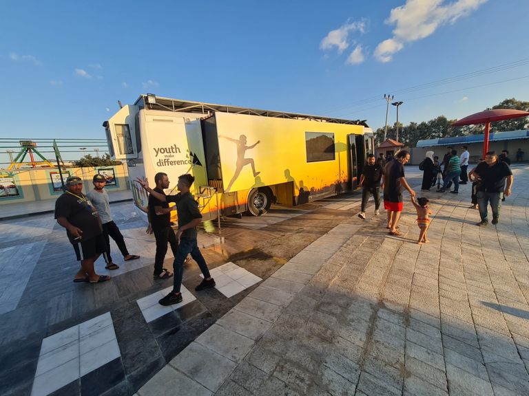 أطفال يستعدون لمشاهدة عرض سينمائي في باص السينما