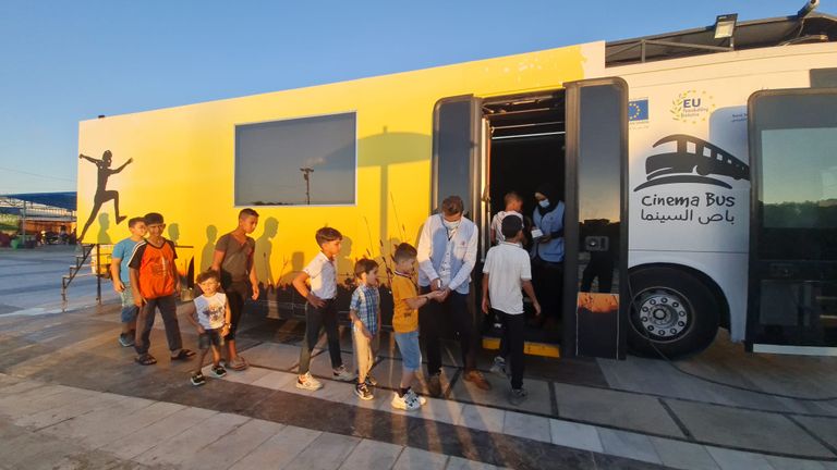 أطفال يستعدون لمشاهدة عرض سينمائي في باص السينما