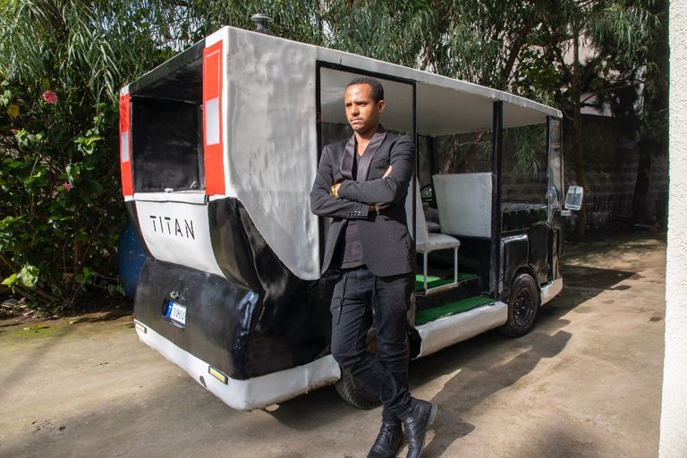 شهاب سليمان بجوار السيارة التي صنعها