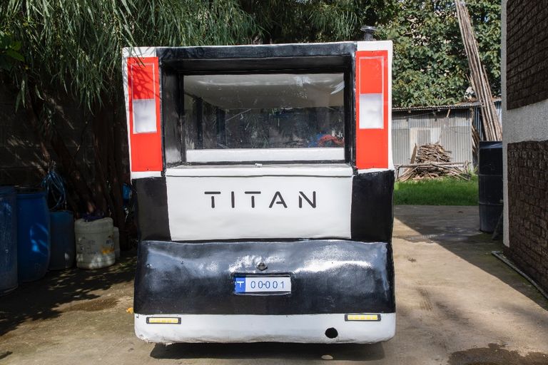 شهاب سليمان بجوار السيارة التي صنعها