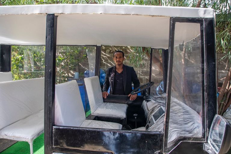 شهاب سليمان بجوار السيارة التي صنعها