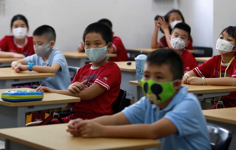 طالبة في أحد الصفوف الدراسية خلال جائحة كورونا