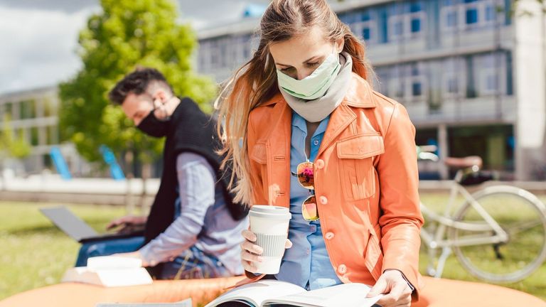 طالبة في أحد الصفوف الدراسية خلال جائحة كورونا