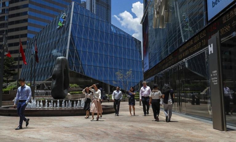 صينيون يطالعون سعر اليوان