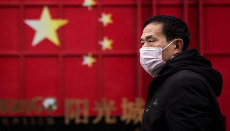 رجل يرتدي كمامة للوقاية من فيروس كورونا في الصين (أرشيفية)