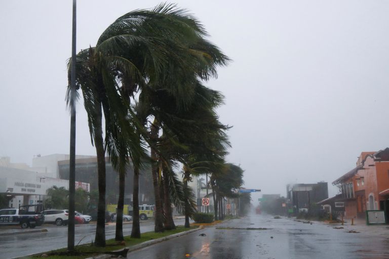 آثار إعصار جريس في أحد شوارع المكسيك