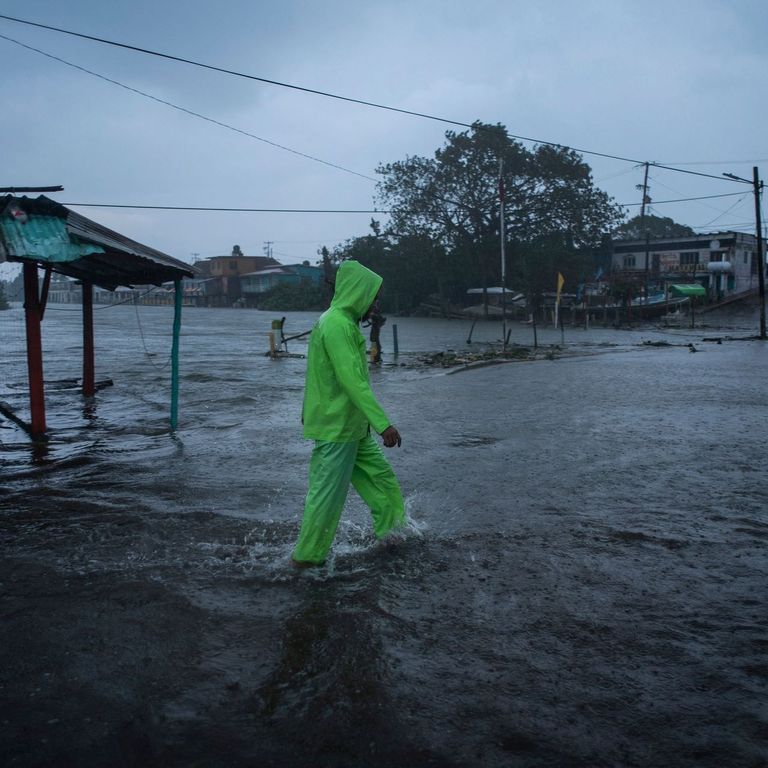 آثار إعصار جريس في أحد شوارع المكسيك