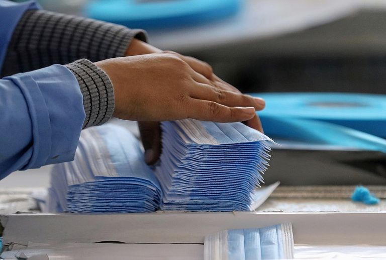 تصنيع الكمامات للوقاية من الموجة الرابعة لكورونا في مصر امرأة ترتدي كمامة للوقاية من فيروس كورونا في مترو القاهرة