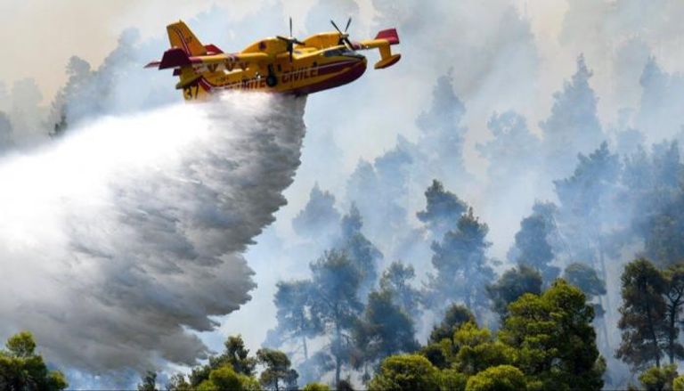 طائرة تكافح حرائق الغابات في اليونان
